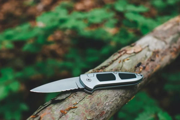 Couteau de randonnée : comment bien choisir sa lame de trail